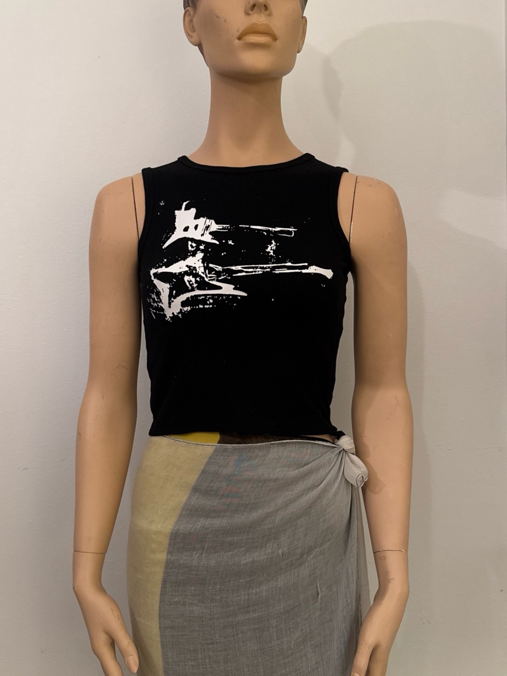 Women’s Black Graphic Crop Tank Top - Casual Sleeveless Shirt
